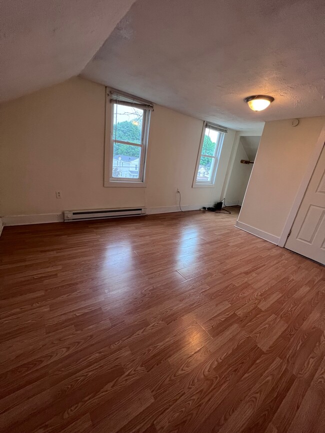 148 W Schuyler St in Oswego, NY - Foto de edificio - Building Photo