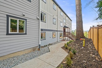 B & B Apartments in Redmond, WA - Building Photo - Building Photo