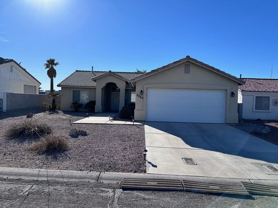 2266 E Willowleaf Dr in Mohave Valley, AZ - Foto de edificio