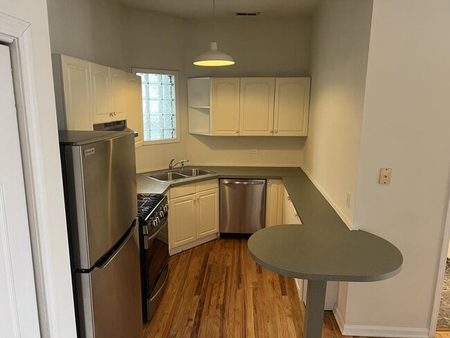 property at 900 N Ashland Ave