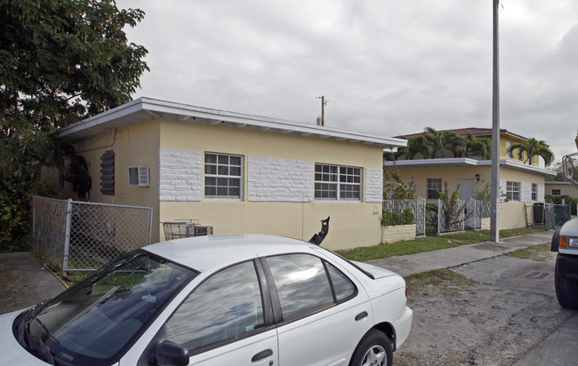 3041-3045 SW 27th Ln in Miami, FL - Foto de edificio - Building Photo