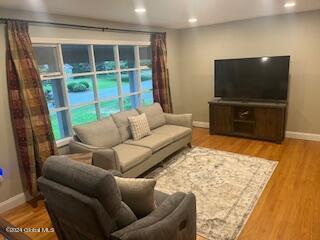 5 Loughberry Rd in Saratoga Springs, NY - Foto de edificio - Building Photo