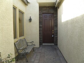 8133 Chestnut Hollow Ave in Las Vegas, NV - Building Photo - Building Photo