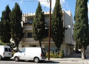 1745 N Mariposa Ave in Los Angeles, CA - Building Photo - Building Photo