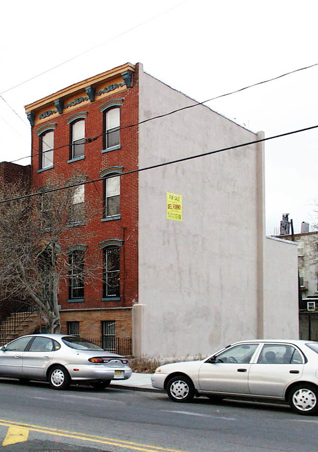 214 Grand St in Jersey City, NJ - Foto de edificio - Building Photo