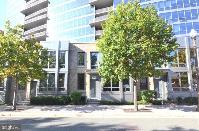 property at 1532 N Scott St