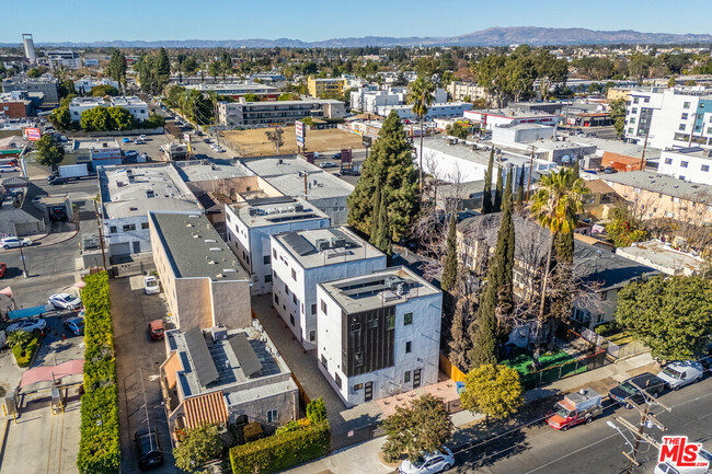 6421 Troost Ave in Los Angeles, CA - Building Photo - Building Photo