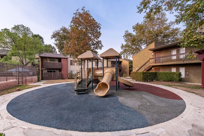 18350 Hatteras St, Unit #184 in Tarzana, CA - Foto de edificio - Building Photo