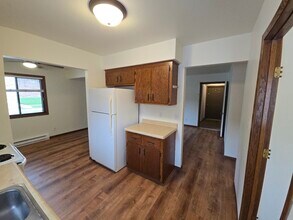 141 Maple Ave S, Unit 141 S Maple Lower in Slinger, WI - Foto de edificio - Building Photo