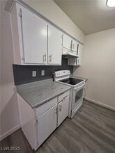 1121 E Desert Inn Rd in Las Vegas, NV - Building Photo - Building Photo