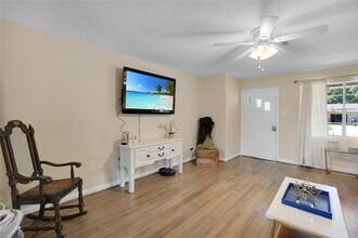 201 E Oak St in Deer Park, TX - Foto de edificio - Building Photo