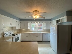 4025 Robinhood Rd in Winston-Salem, NC - Building Photo - Building Photo