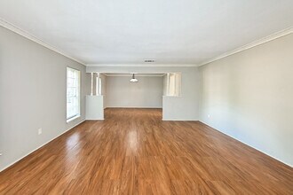 10719 Idlebrook Dr in Houston, TX - Building Photo - Building Photo
