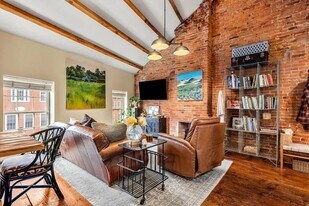 23 State St, Unit 301 in Newburyport, MA - Building Photo