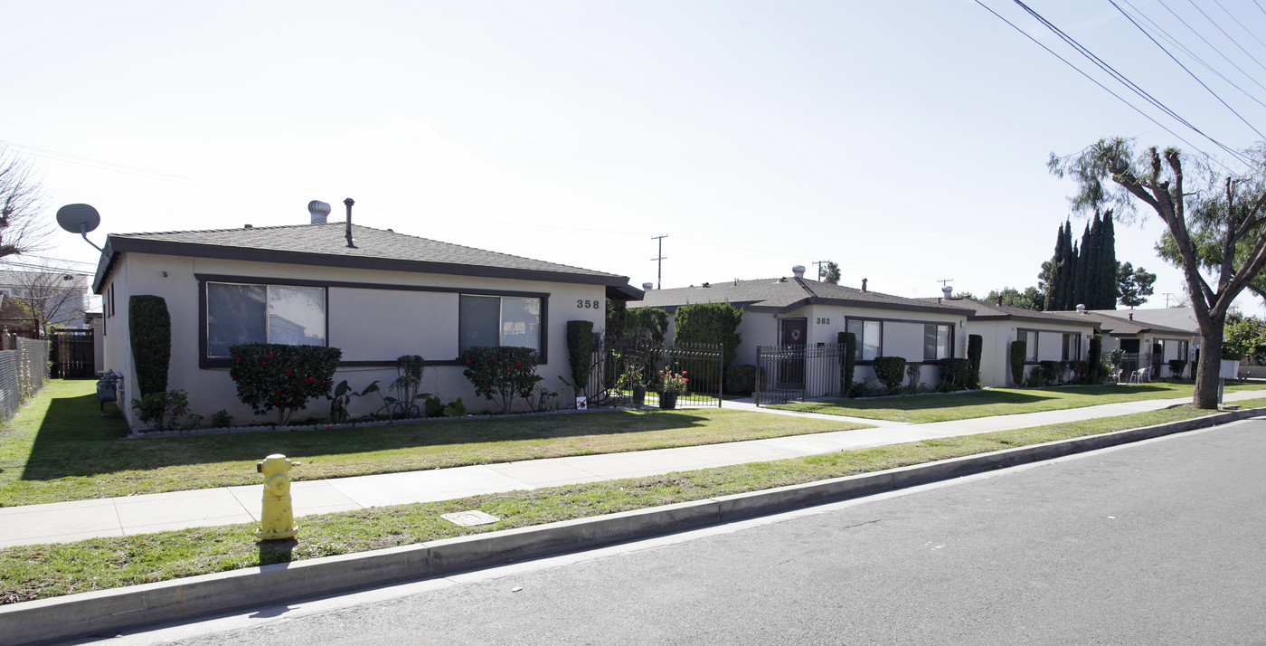 358-370 W Truslow Ave in Fullerton, CA - Foto de edificio