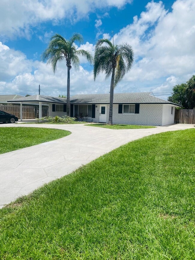 4295 Crestdale St in Palm Beach Gardens, FL - Building Photo - Building Photo
