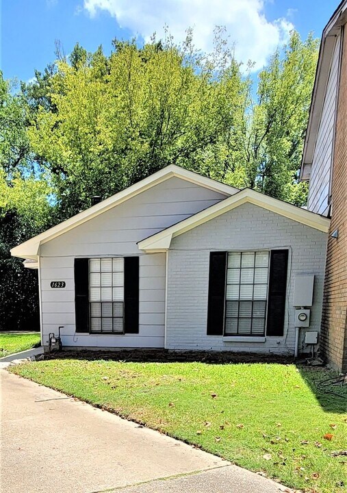 1623 Limestone Ct in Montgomery, AL - Building Photo