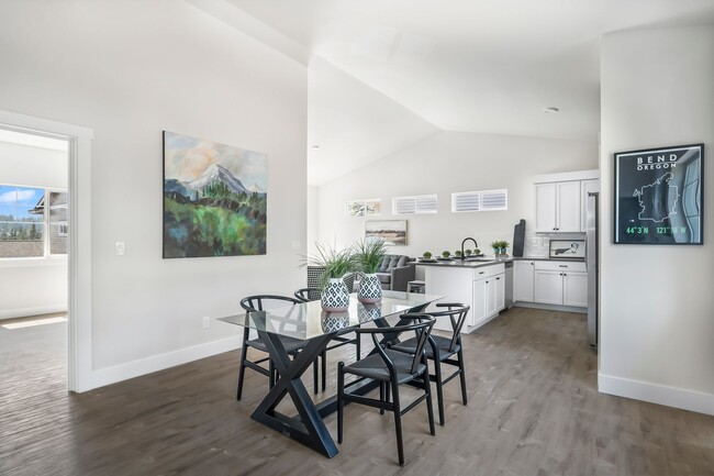 2062 NW Monterey Pines Dr in Bend, OR - Foto de edificio - Building Photo