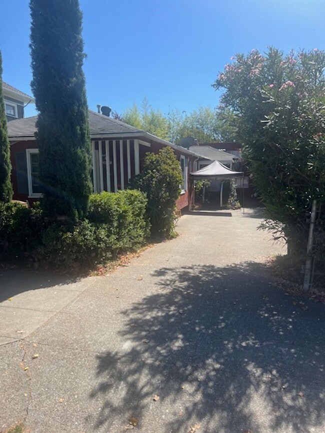 2218 Parker St in Berkeley, CA - Foto de edificio - Building Photo