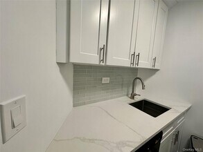 2 Bay Club Dr in Queens, NY - Foto de edificio - Building Photo