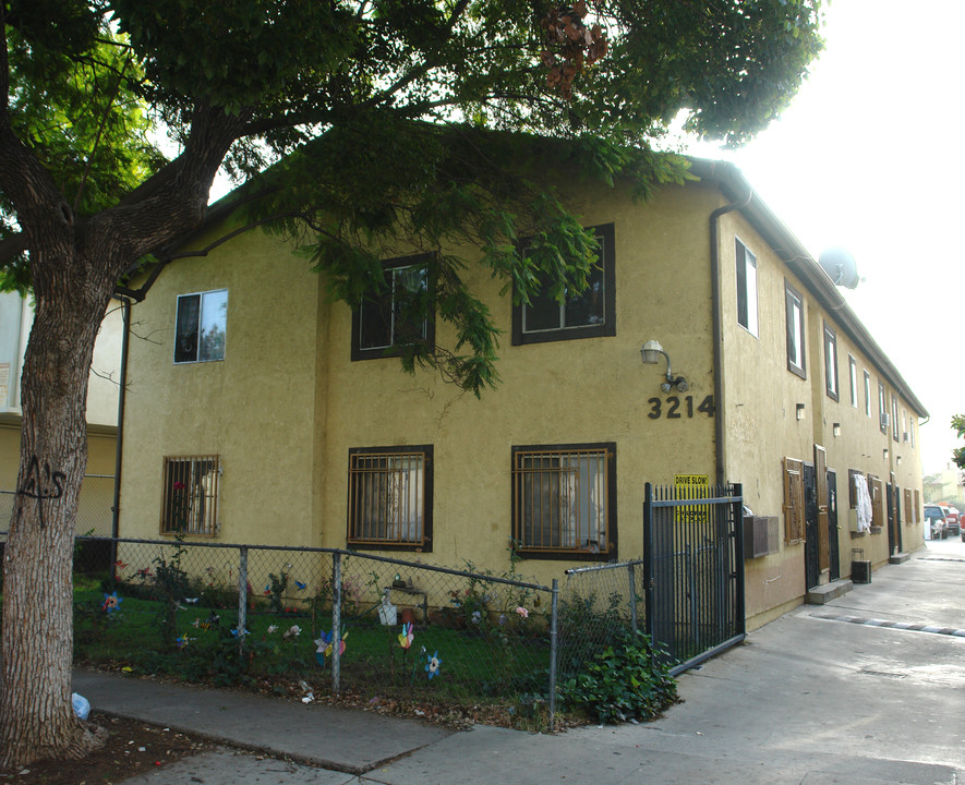 3214 Chapman St in Los Angeles, CA - Foto de edificio