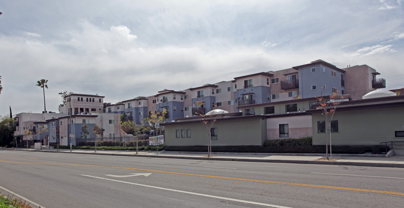 Hart Village in Canoga Park, CA - Foto de edificio