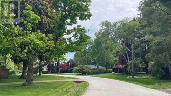 1556 Crestview Ave in Mississauga, ON - Building Photo
