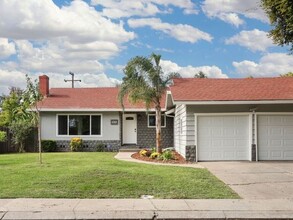 6745 N Pershing Ave in Stockton, CA - Foto de edificio - Building Photo