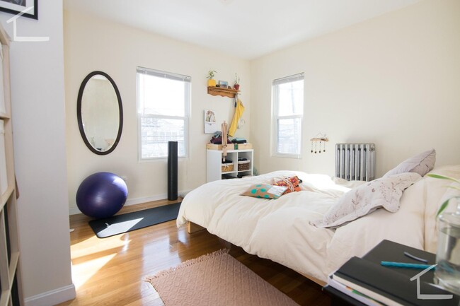 216 Arlington St, Unit 2 in Watertown, MA - Foto de edificio - Building Photo