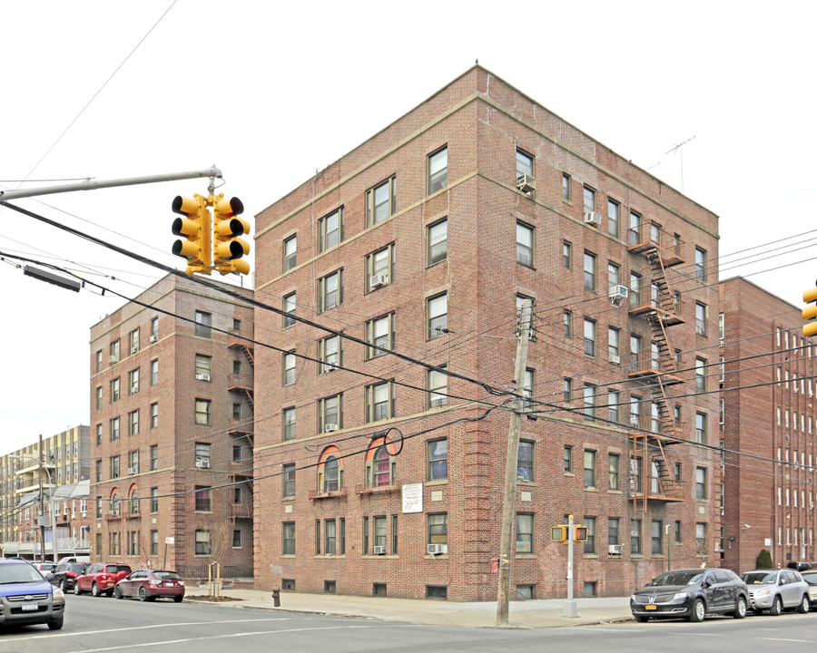 3338 Parsons Blvd in Flushing, NY - Building Photo