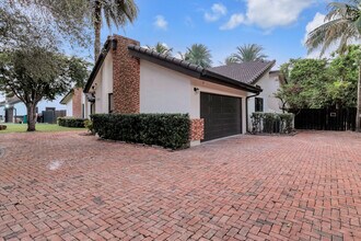 13400 N Calusa Club Dr in Miami, FL - Building Photo - Building Photo