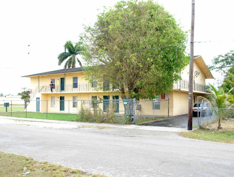 525 SW 1st Ave in Homestead, FL - Foto de edificio