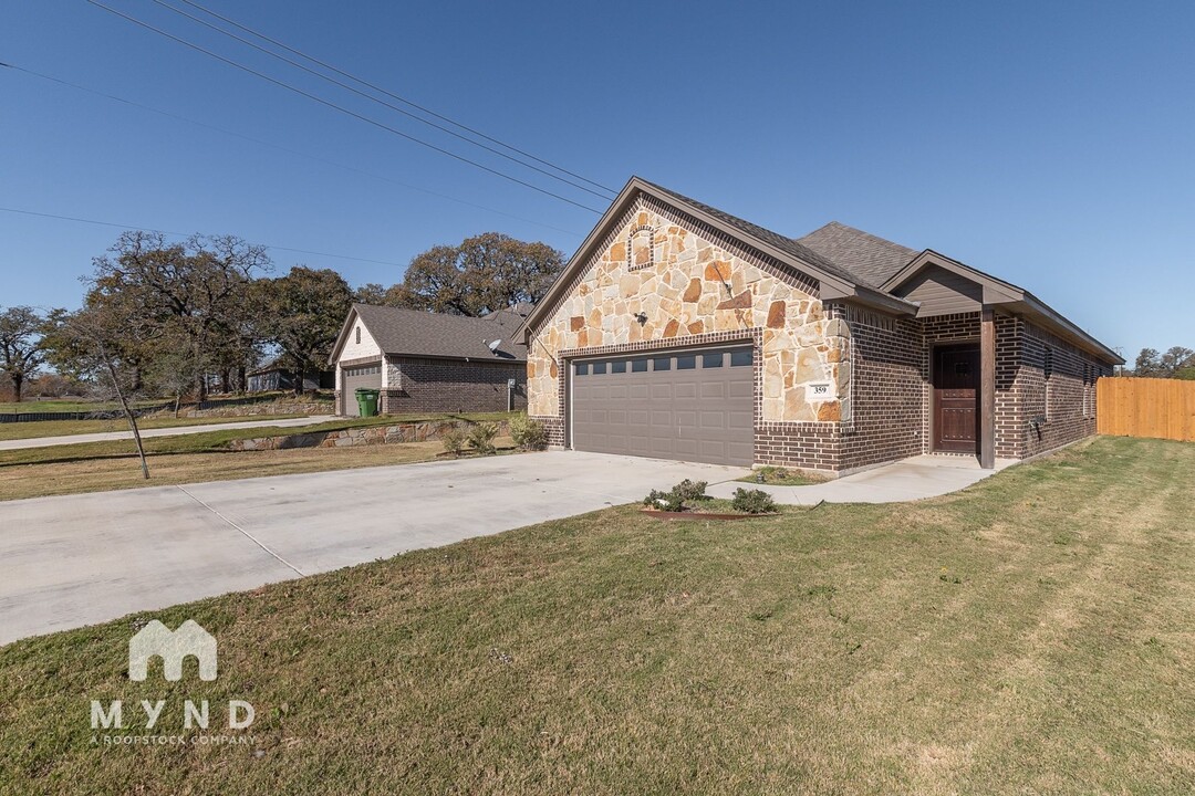 359 E 9th St in Springtown, TX - Foto de edificio