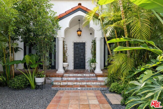 1041 Orlando Ave in Los Angeles, CA - Building Photo - Building Photo