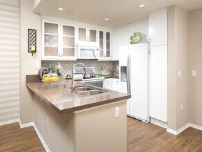 9253 Regents Rd in San Diego, CA - Building Photo - Building Photo