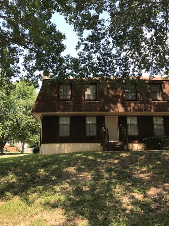 191 NW Vesper St in Blue Springs, MO - Foto de edificio