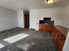 2209 W 4th St in Cedar Falls, IA - Foto de edificio - Building Photo