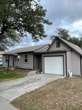 229 W George St in Sinton, TX - Foto de edificio - Building Photo