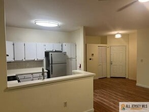 4161 Bayberry Ct in Monmouth Junction, NJ - Building Photo - Building Photo