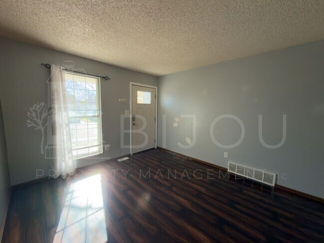 2560 Clarendon Dr in Colorado Springs, CO - Building Photo - Building Photo