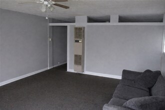 305 W Maple St in Columbus, KS - Foto de edificio - Building Photo