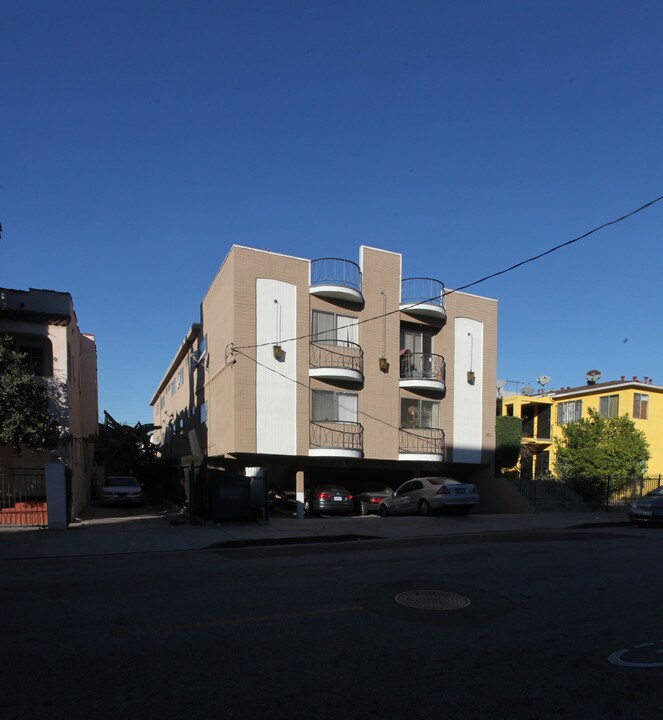 1413 N Edgemont St in Los Angeles, CA - Building Photo