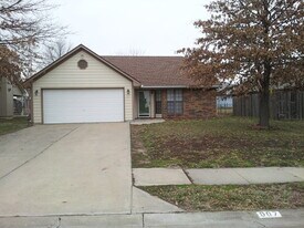 907 Coventry Ct in Warrensburg, MO - Building Photo