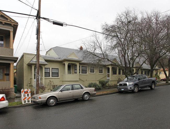 2323-2339 SE Madison St in Portland, OR - Building Photo - Building Photo