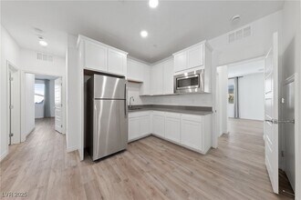 3508 Luca Pt Ave in Henderson, NV - Foto de edificio - Building Photo