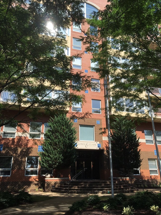 Lewis & Clark Building in Charlottesville, VA - Foto de edificio - Building Photo