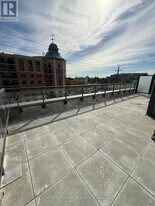 705 Davis Dr in Newmarket, ON - Building Photo