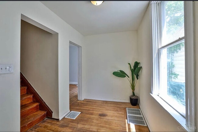 812 Fairbanks Ave in Cincinnati, OH - Foto de edificio - Building Photo