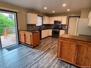 879 Barren Oaks Dr in Pontiac, MI - Building Photo - Building Photo