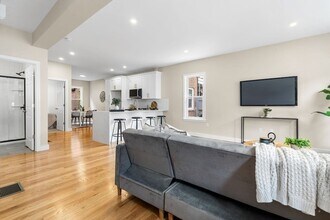 362 Silver St in Boston, MA - Building Photo - Building Photo